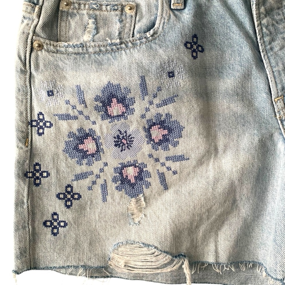 Lucky Brand floral Embroidered light wash distressed denim 90s midi shorts - Picture 4 of 9